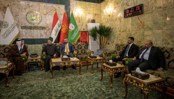 تقرير مصور/ نائب الأمين العام للعتبة الحسينية يتسلم نسخة قديمة من القرآن الكريم من القنصل العام البحريني السابق في النجف