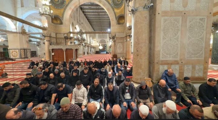 صلاة المغرب في المصلى القبلي بالمسجد الأقصى المبارك