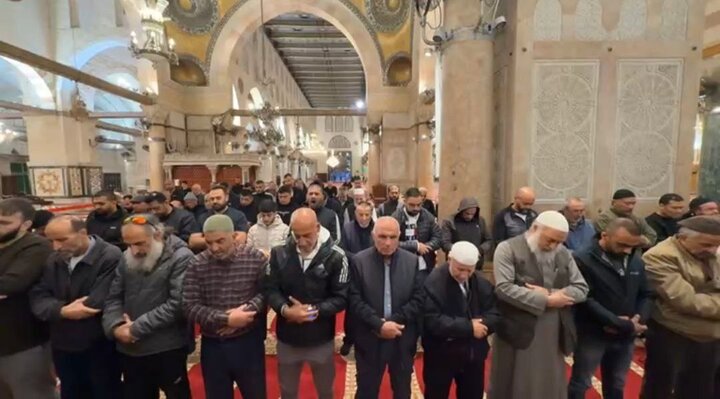 صلاة المغرب في المصلى القبلي بالمسجد الأقصى المبارك