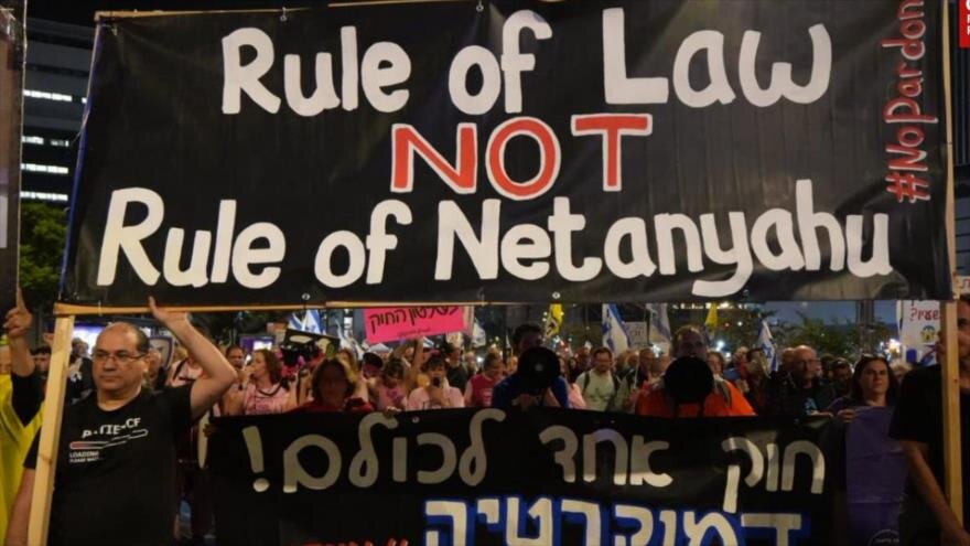 Israelenses protestam em massa contra indulto de Netanyahu