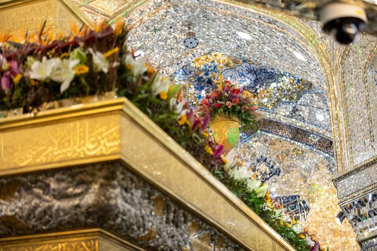 عکس خبری | گل‌آرایی ضریح مطهر سیدالشهدا(ع) در آستانه میلاد حضرت زهرا(س)