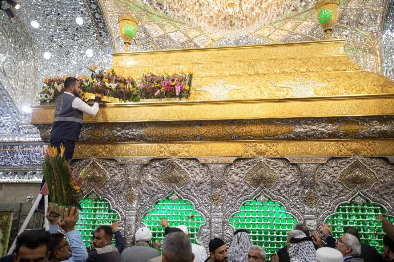 عکس خبری | گل‌آرایی ضریح مطهر سیدالشهدا(ع) در آستانه میلاد حضرت زهرا(س)