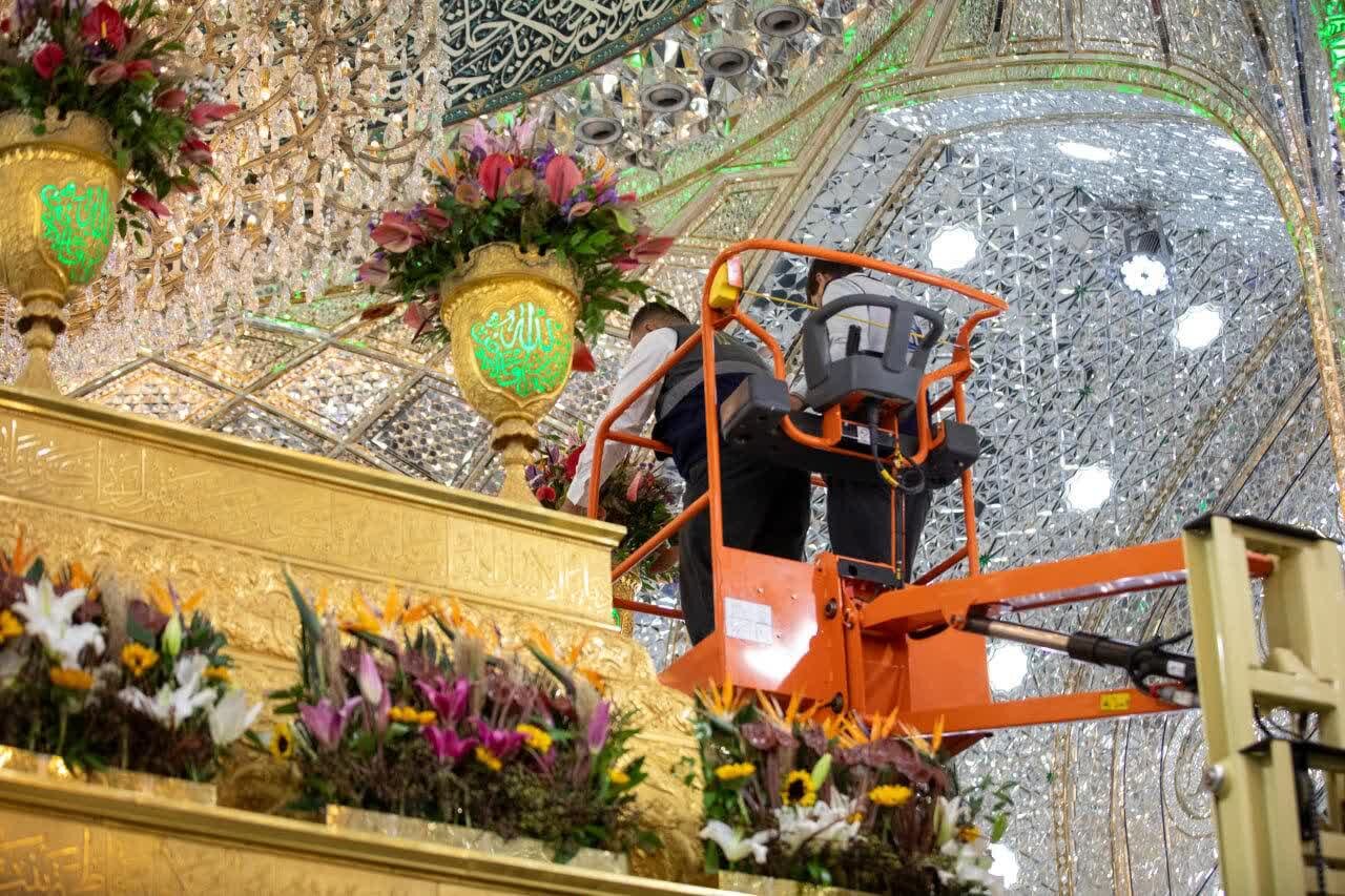 عکس خبری | گل‌آرایی ضریح مطهر سیدالشهدا(ع) در آستانه میلاد حضرت زهرا(س)