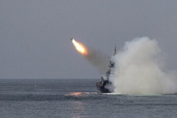 Irã utiliza mísseis de longo alcance em manobras navais