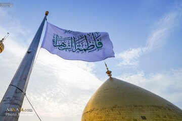 تصویری رپورٹ: پرچم حضرت فاطمہ الزہرا (س) حرم امیرالمومنینؑ کے گنبد پر لہرایا دیا گیا