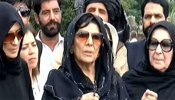 بانیٔ پی ٹی آئی کی بہنوں کو پولیس نے فیکٹری ناکے پر روک دیا