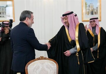 عراقجي يؤكد التزام إيران بتعزيز العلاقات مع السعودية