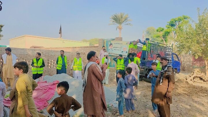 تقرير مصور/ توزيع البطانيات الدافئة على 4,000 أسرة متضررة من الفيضانات برعاية رجل دين شيعي في باكستان