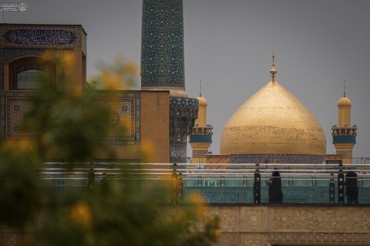 Informe fotográfico | El Santuario de Amir al-Mu'minin, Imam Ali (PB), se engalana de verde para celebrar el nacimiento de la Excelencia Fátima al-Zahra (PB)