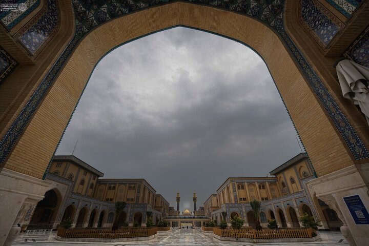 Informe fotográfico | El Santuario de Amir al-Mu'minin, Imam Ali (PB), se engalana de verde para celebrar el nacimiento de la Excelencia Fátima al-Zahra (PB)