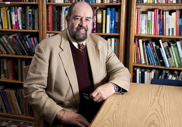 في حديثه مع "ابنا"..تصريح أستاذ جامعة مينيسوتا حو «استراتيجية أمريكا الحمقاء» تجاه إيران/ إنّ ادّعاء باراك بشأن تغيير سياسة إسقاط النظام هو محض كذب