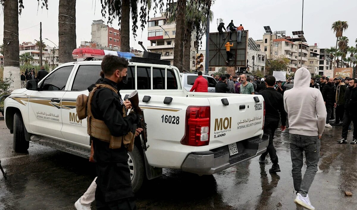 Tehdîd li saziyên perwerdehiyê yên Sûriyeyê kirin ku xebatkarên tevlî çalakiya Elewiyan bûne dixwin ku ji kar derxînin