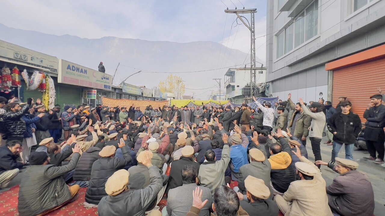 گلگت بلتستان میں شیعہ نوجوانوں کی غیرقانونی گرفتاریوں کے خلاف ہزاروں افراد کا بڑا احتجاجی مارچ