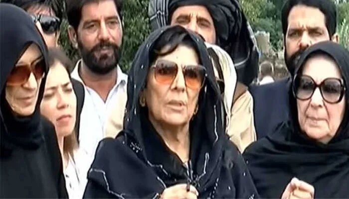 بانیٔ پی ٹی آئی کی بہنوں کو پولیس نے فیکٹری ناکے پر روک دیا