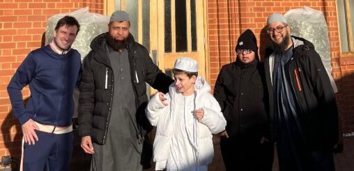 ماجرای محبوبیت کودک انگلیسی مبتلا به اتیسم در فضای مجازی، با شیرینی دادن به نمازگزاران مساجد