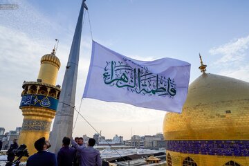 تقرير مصور/ رفع راية «السلام على فاطمة الزهراء» فوق قبة أمير المؤمنين (ع) في النجف الأشرف
