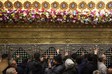 گزارش تصویری | گل‌آرایی ضریح حضرت معصومه(س) در آستانه میلاد حضرت زهرا(س)