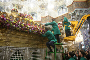 گزارش تصویری | گل‌آرایی ضریح حضرت معصومه(س) در آستانه میلاد حضرت زهرا(س)