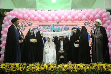 جشن ازدواج ۷۳۰ زوج دانشجو در حرم مطهر بانوی کرامت + عکس