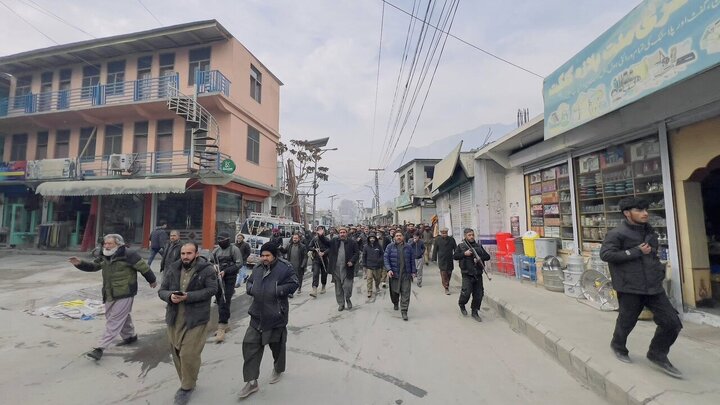تقرير مصور/ مظاهرات سلمية حاشدة تطالب بالإفراج عن الشباب الشيعة في غلغت-بلتستان الباكستانية