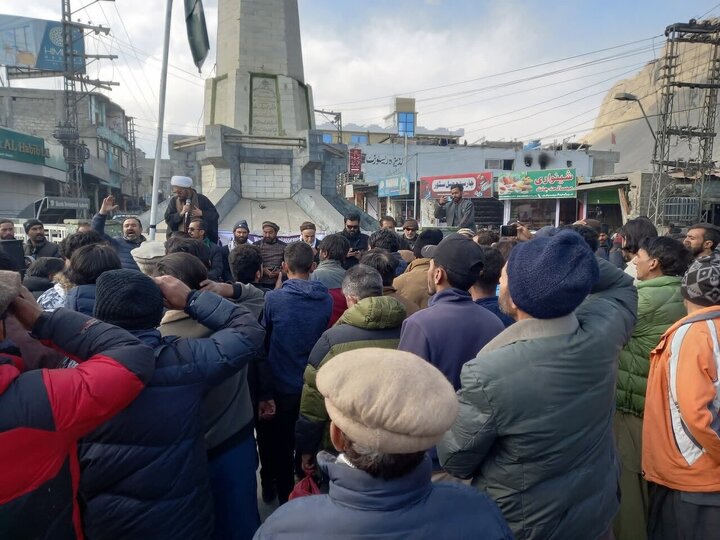 تقرير مصور/ مظاهرات سلمية حاشدة تطالب بالإفراج عن الشباب الشيعة في غلغت-بلتستان الباكستانية