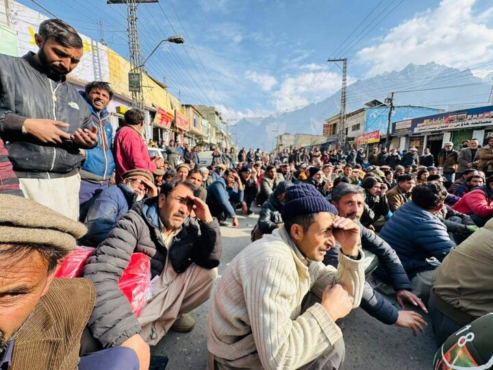 تقرير مصور/ مظاهرات سلمية حاشدة تطالب بالإفراج عن الشباب الشيعة في غلغت-بلتستان الباكستانية