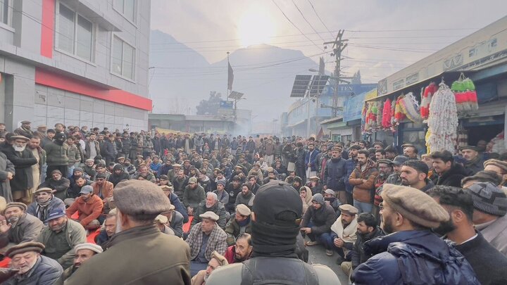 تقرير مصور/ مظاهرات سلمية حاشدة تطالب بالإفراج عن الشباب الشيعة في غلغت-بلتستان الباكستانية