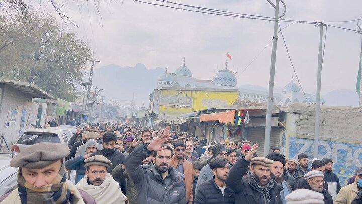 تقرير مصور/ مظاهرات سلمية حاشدة تطالب بالإفراج عن الشباب الشيعة في غلغت-بلتستان الباكستانية