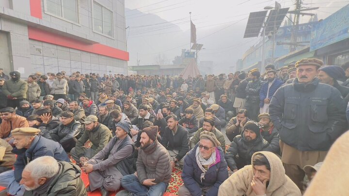 تقرير مصور/ مظاهرات سلمية حاشدة تطالب بالإفراج عن الشباب الشيعة في غلغت-بلتستان الباكستانية
