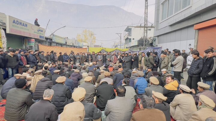 تقرير مصور/ مظاهرات سلمية حاشدة تطالب بالإفراج عن الشباب الشيعة في غلغت-بلتستان الباكستانية