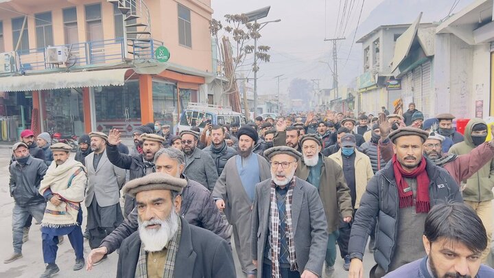تقرير مصور/ مظاهرات سلمية حاشدة تطالب بالإفراج عن الشباب الشيعة في غلغت-بلتستان الباكستانية
