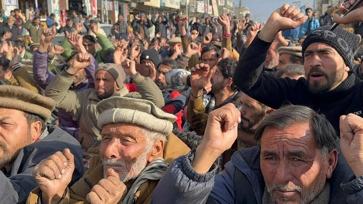 تقرير مصور/ مظاهرات سلمية حاشدة تطالب بالإفراج عن الشباب الشيعة في غلغت-بلتستان الباكستانية