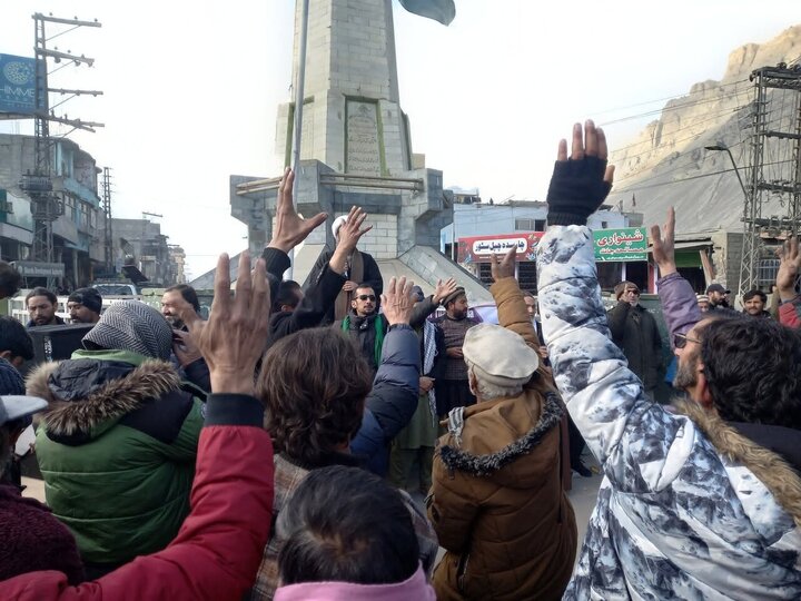 تقرير مصور/ مظاهرات سلمية حاشدة تطالب بالإفراج عن الشباب الشيعة في غلغت-بلتستان الباكستانية