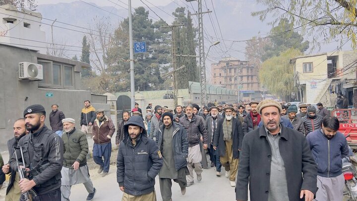 تقرير مصور/ مظاهرات سلمية حاشدة تطالب بالإفراج عن الشباب الشيعة في غلغت-بلتستان الباكستانية