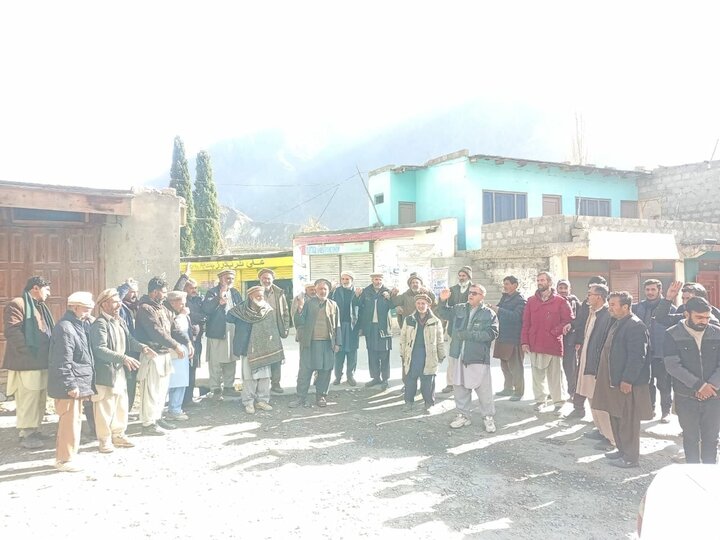 تقرير مصور/ مسيرة احتجاجية في قرية شالت ببلتستان الباكستانية ضد الاعتقالات غير القانونية للشباب الشيعة