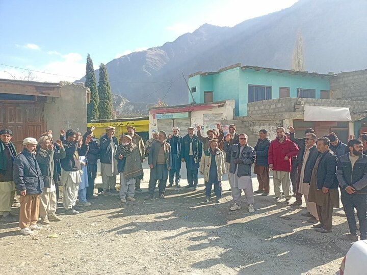 تقرير مصور/ مسيرة احتجاجية في قرية شالت ببلتستان الباكستانية ضد الاعتقالات غير القانونية للشباب الشيعة