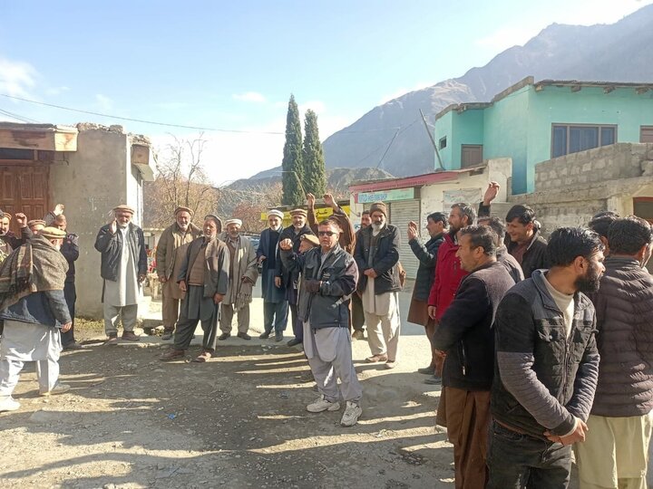 تقرير مصور/ مسيرة احتجاجية في قرية شالت ببلتستان الباكستانية ضد الاعتقالات غير القانونية للشباب الشيعة