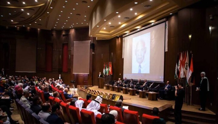 العتبة الحسينية يسلّم موسوعة "توثيق إرهاب القاعدة وداعش في العراق" لرئيس المجلس العربي للآثاريين العرب