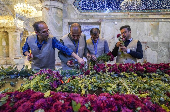تقرير مصور/ نشر معالم الزينة والورود الطبيعية في حرم أمير المؤمنين (ع) بمناسبة ولادة السيدة الزهراء(ع)