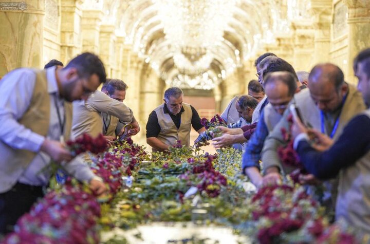 تقرير مصور/ نشر معالم الزينة والورود الطبيعية في حرم أمير المؤمنين (ع) بمناسبة ولادة السيدة الزهراء(ع)