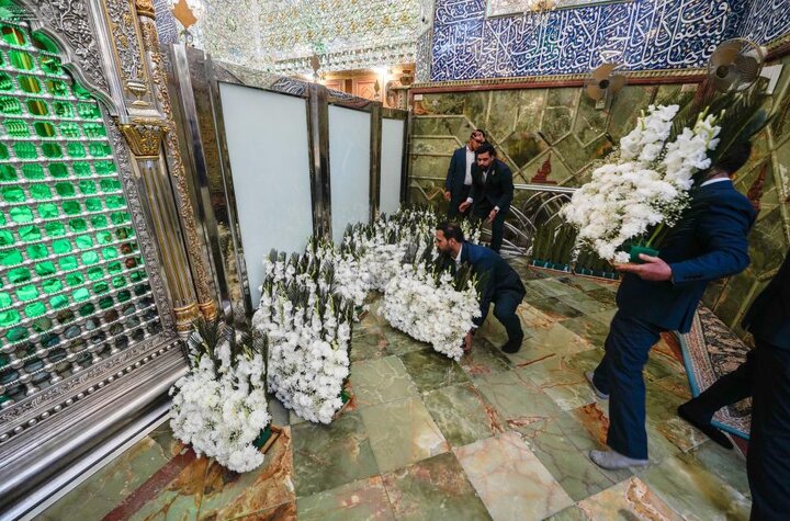 تقرير مصور/ نشر معالم الزينة والورود الطبيعية في حرم أمير المؤمنين (ع) بمناسبة ولادة السيدة الزهراء(ع)