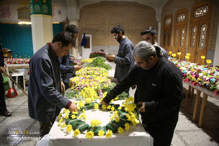 گل‌آرایی ضریح حضرت معصومه(س) در آستانه میلاد حضرت زهرا(س)