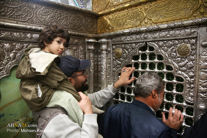 گل‌آرایی ضریح حضرت معصومه(س) در آستانه میلاد حضرت زهرا(س)