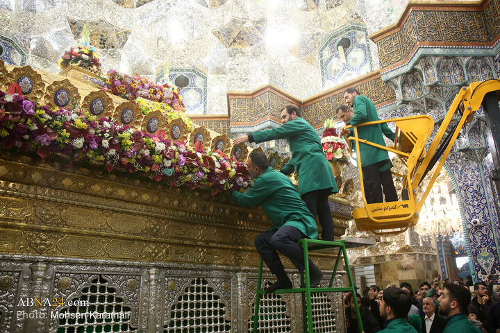 گل‌آرایی ضریح حضرت معصومه(س) در آستانه میلاد حضرت زهرا(س)