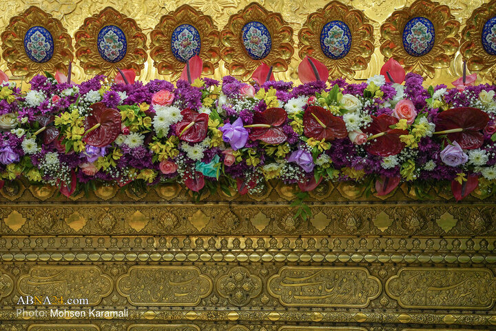گل‌آرایی ضریح حضرت معصومه(س) در آستانه میلاد حضرت زهرا(س)