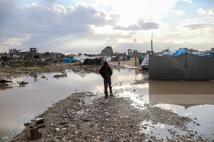 مياه الامطار تغرق خيام النازحين في حي الزيتون بمدينة غزة