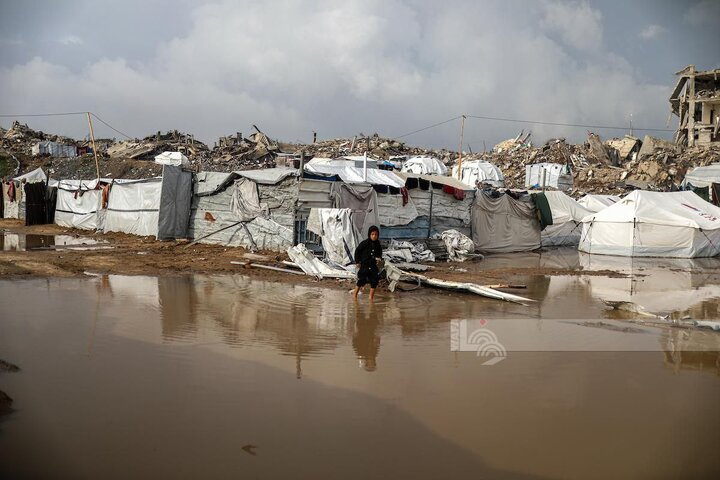 مياه الامطار تغرق خيام النازحين في حي الزيتون بمدينة غزة