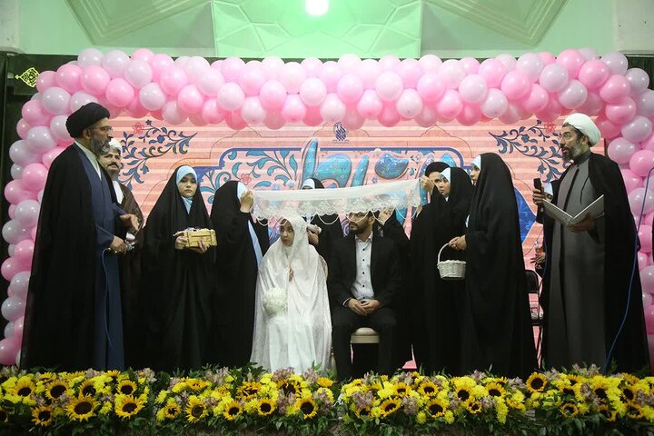 جشن ازدواج ۷۳۰ زوج دانشجو در حرم مطهر بانوی کرامت + عکس
