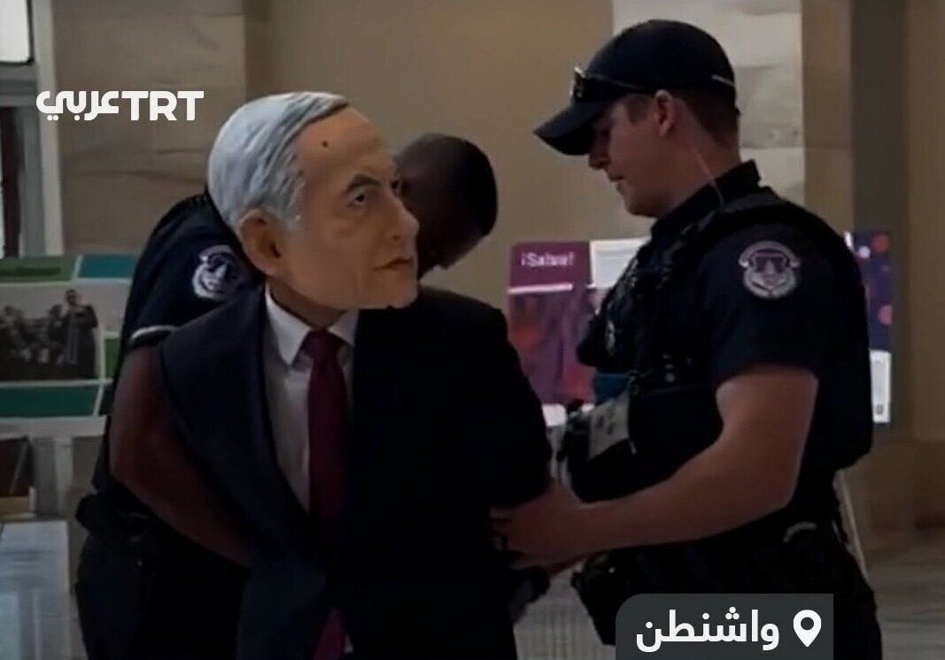 Видео | АБШ Конгресиндә Нетанјаһу маскасы тахан етиразчы һәбс олунду