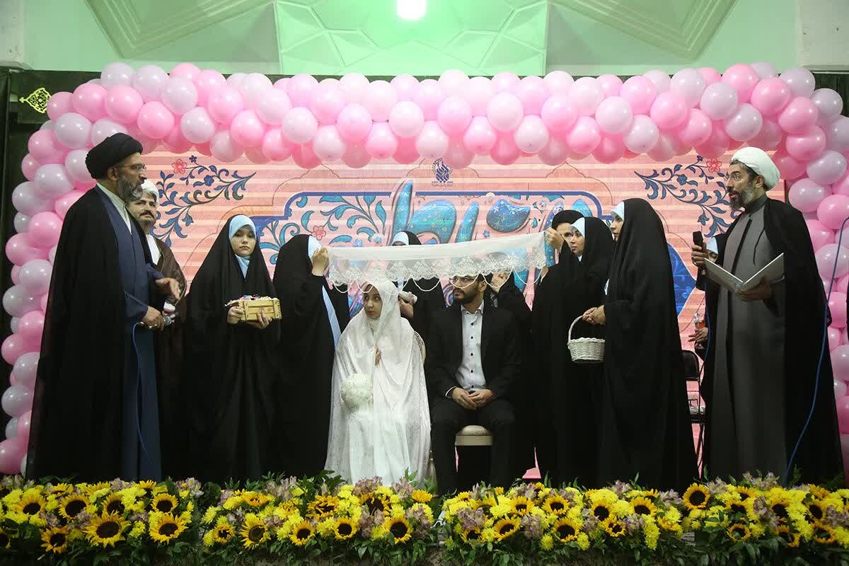 جشن ازدواج ۷۳۰ زوج دانشجو در حرم مطهر بانوی کرامت + عکس